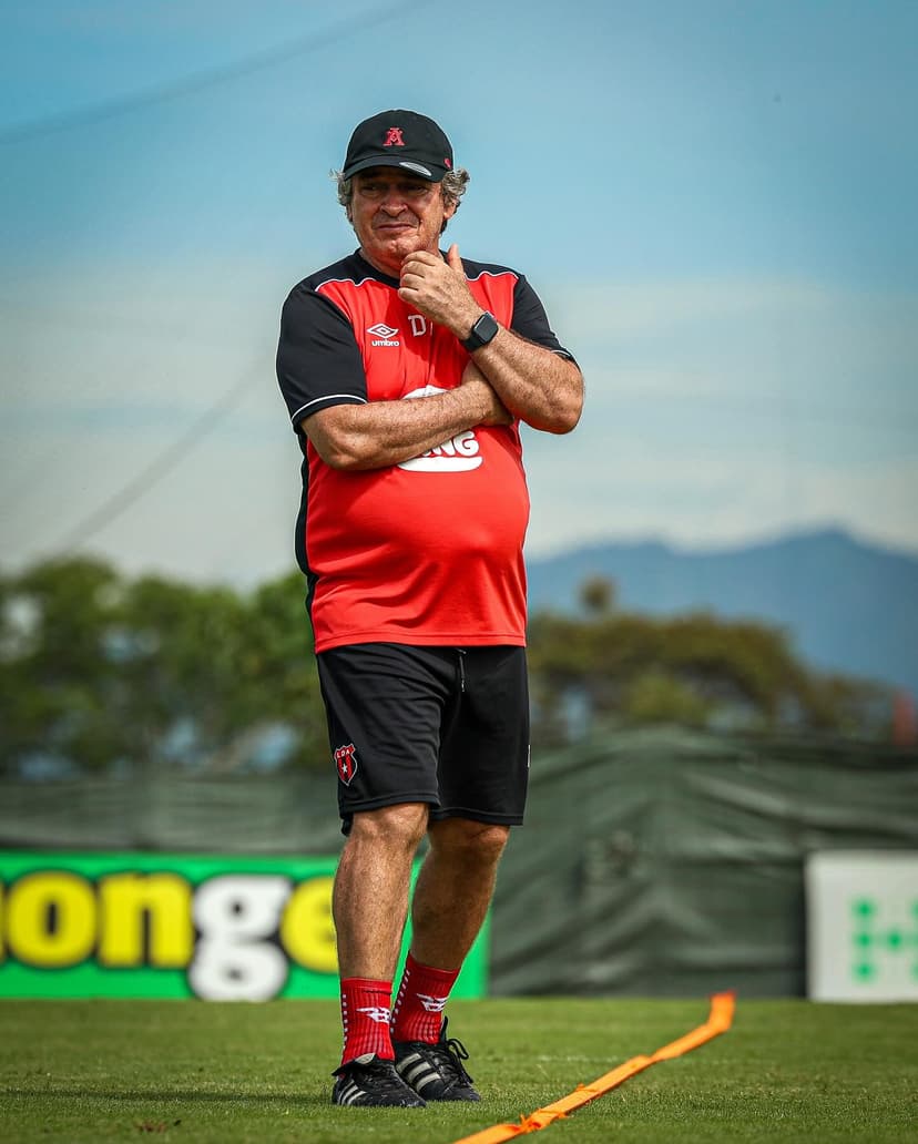 La llamada de Óscar Ramírez a Bryan Ruiz