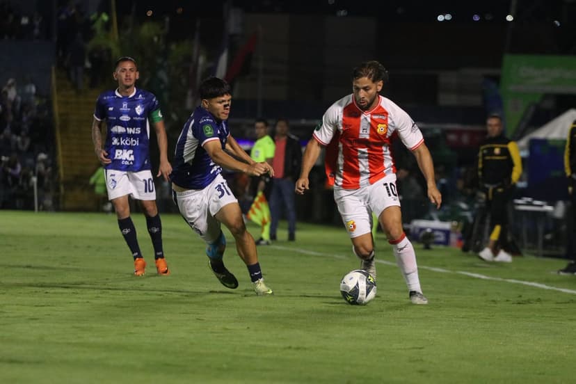 Así quedaron las llantas del carro de los árbitros del juego Cartaginés - Herediano
